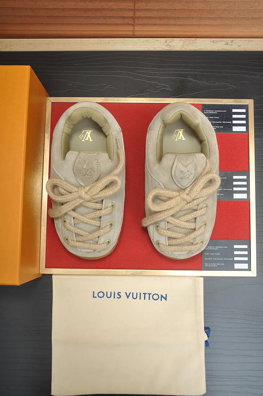 Men's men's shoes💰700💶 🔥New style🔥 LV co-branded nigo, ugly and cute😍Many Internet celebrities have put on their shoes, classic and versatile items.  ❄️Fabric: Imported high mercerized cow suede. ❄️Inner lining: high-grade elastic mesh, ❄️Outsole: original molded outsole, palm print rubber outsole with hidden L letter and Monongram flower ❄️Size: Female 35-41 (Female 41 customized), Male 39-46 (45-46 customized)